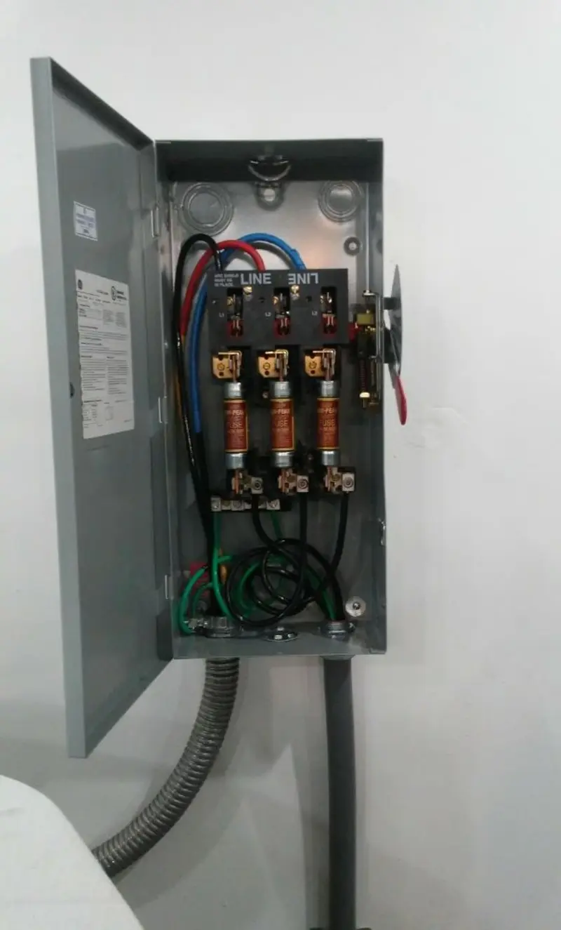 Three-phase disconnect switch installed for Smoke Detector Installation in Saranap